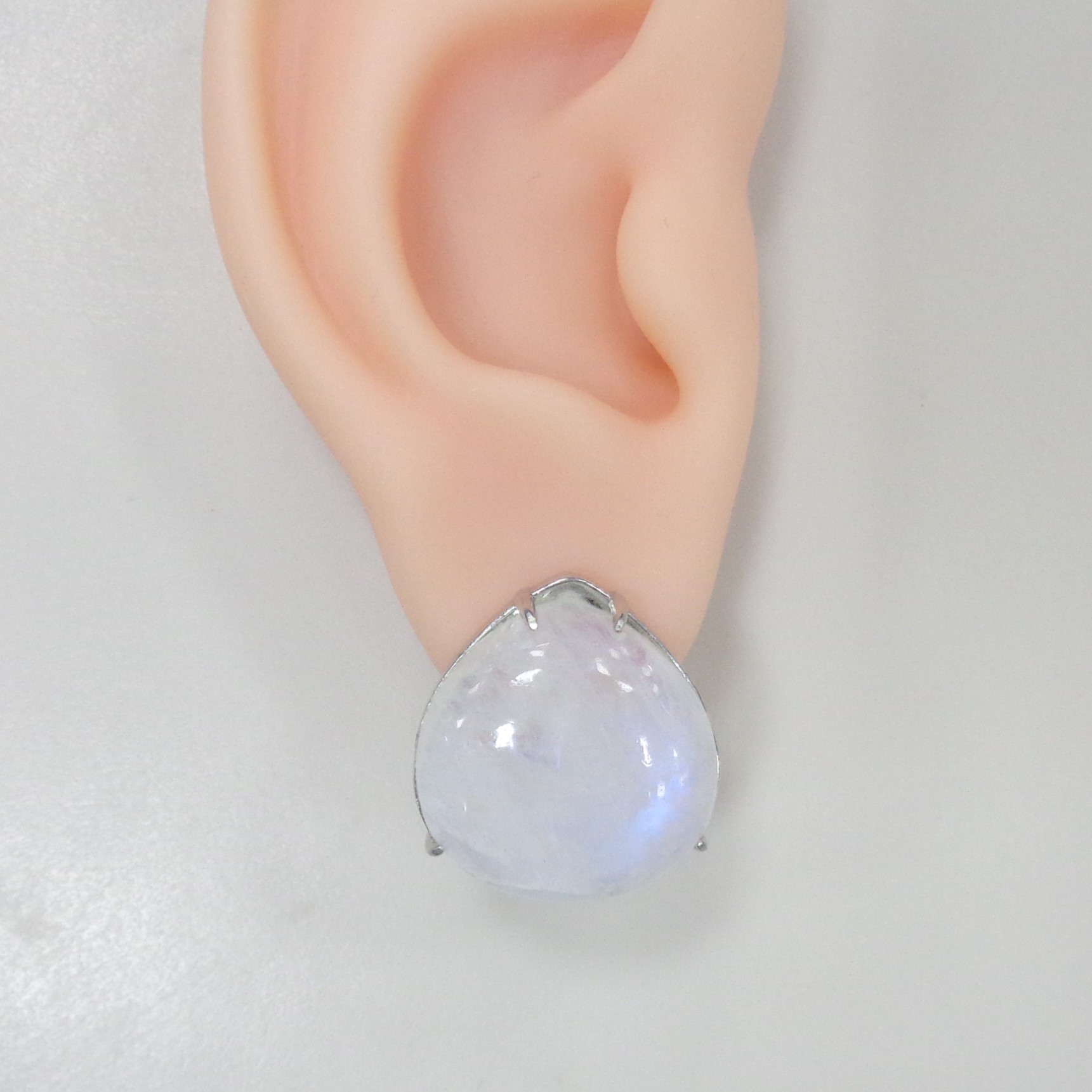 Серебряные серьги с лунными камнями